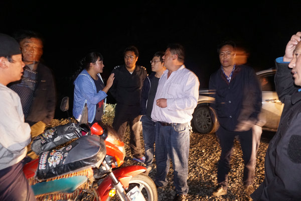 连夜到现场进行灾情调查指导救灾工作.JPG